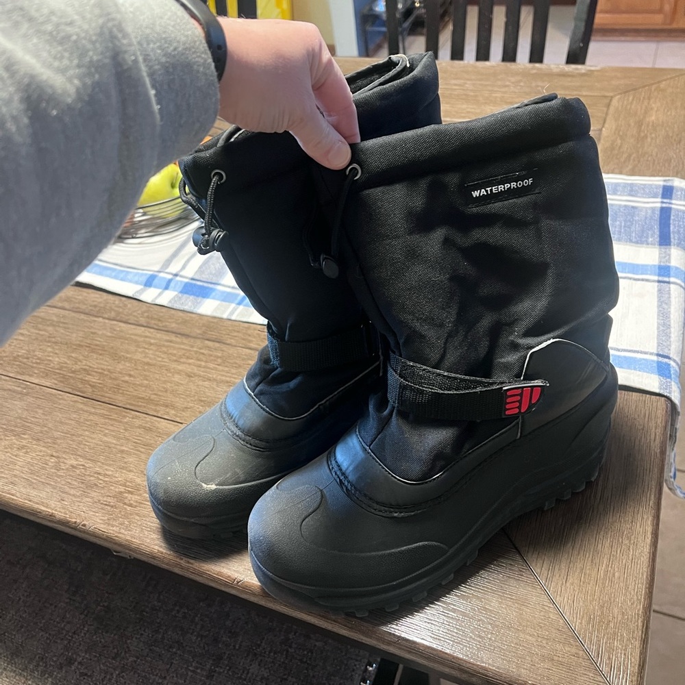 Mens size 9.5 Black snow boots